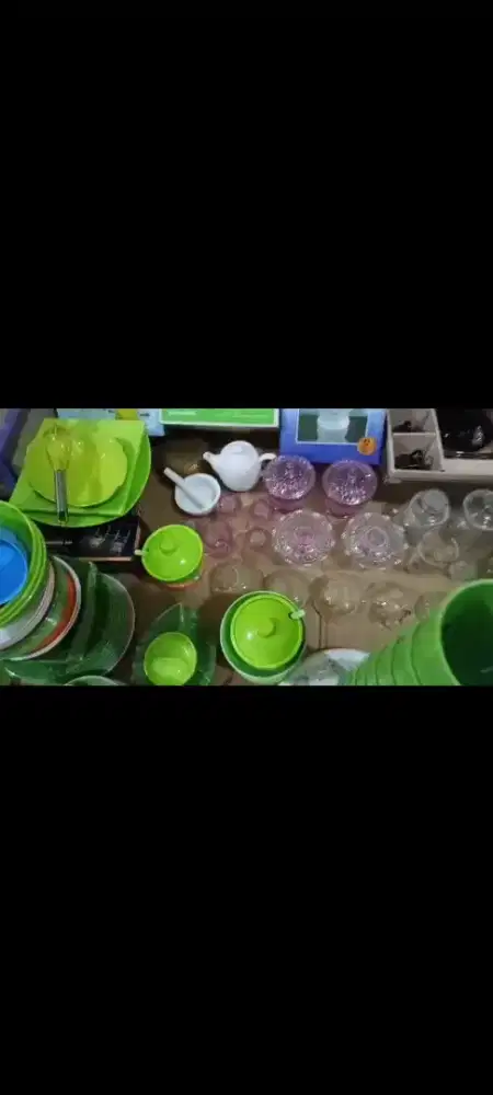 Barang2 pecah belah antik dijual.