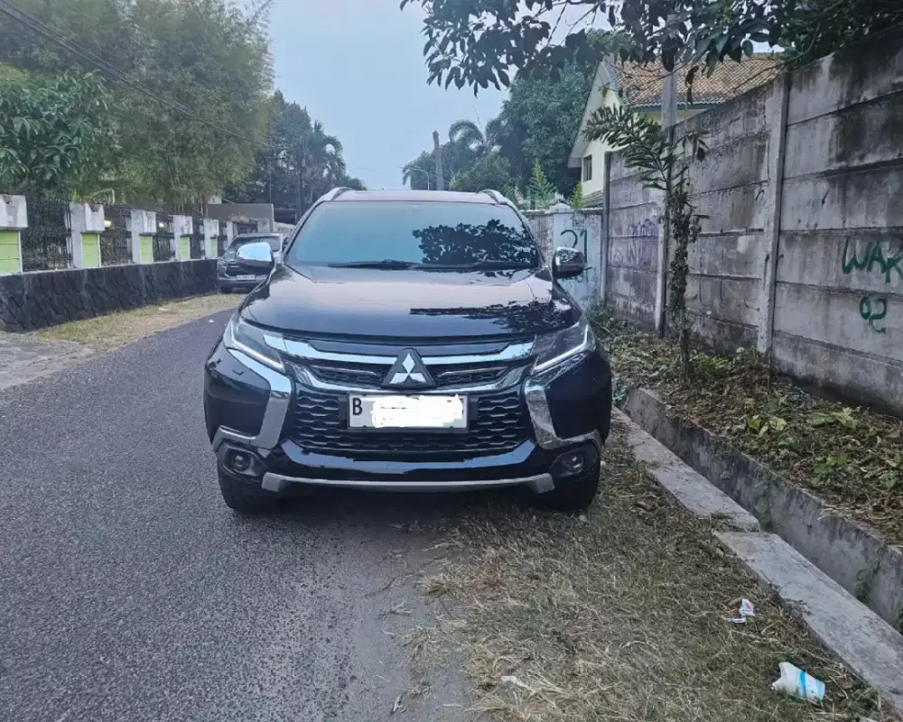 Pajero Dakkar hitam