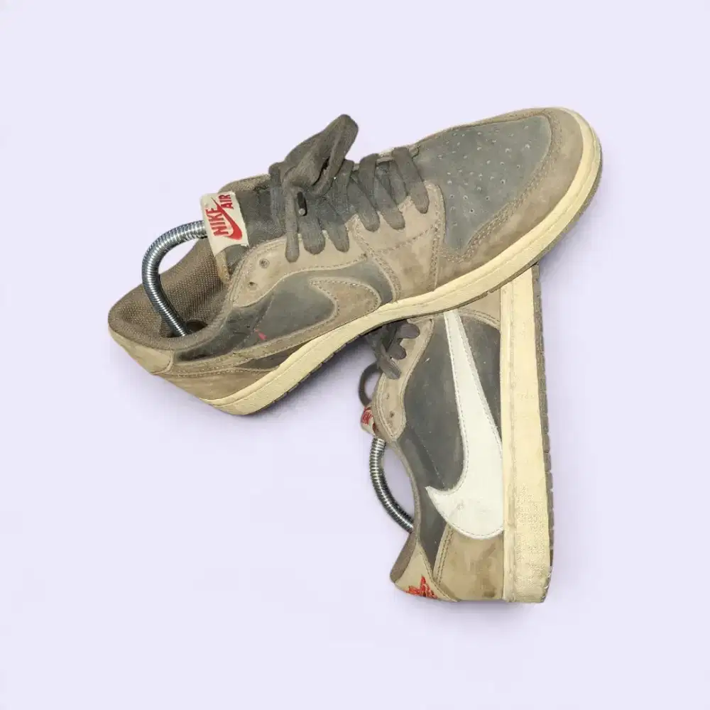 Nike Travis size 42