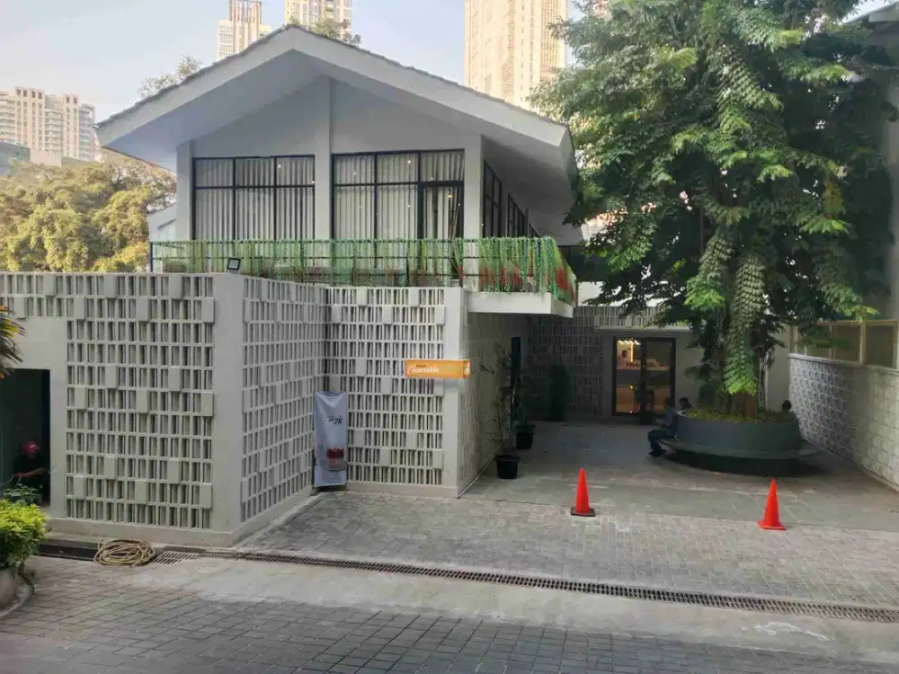 Disewakan gedung untuk caffe & resto, parkiran nyaman
