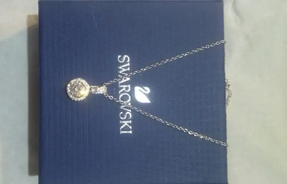 Authentic Swarovski una one set Necklace and rings