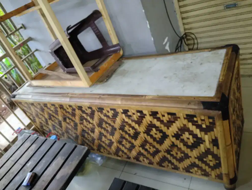 Meja panjang anyaman