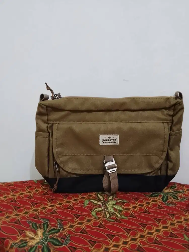 Tas Selempang Forester