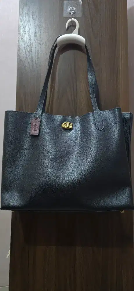 Tote coach HITAM