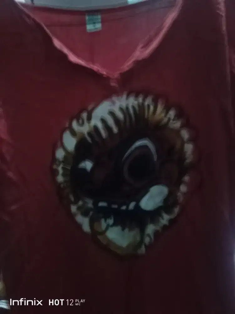 WTS - Kaos Merah V-Neck Karakter (Preloved Murah)