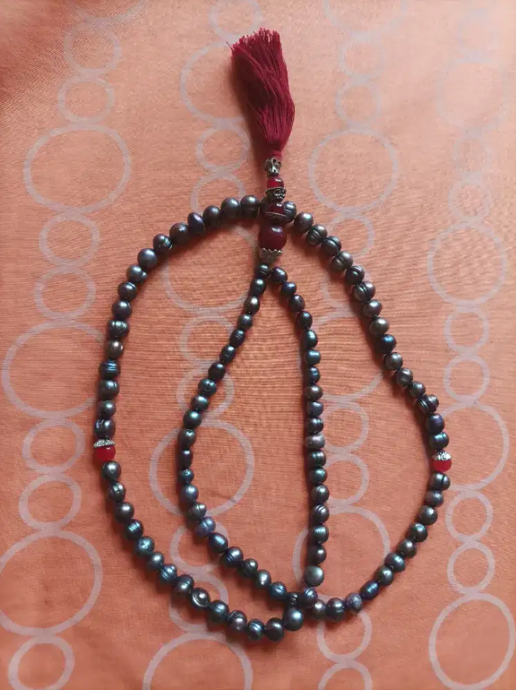 Kalung atau Tasbih mutiara dengan Pompom Merah