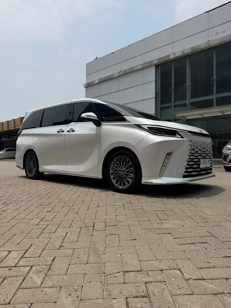 Lexus LM350h 7 Seater 2025