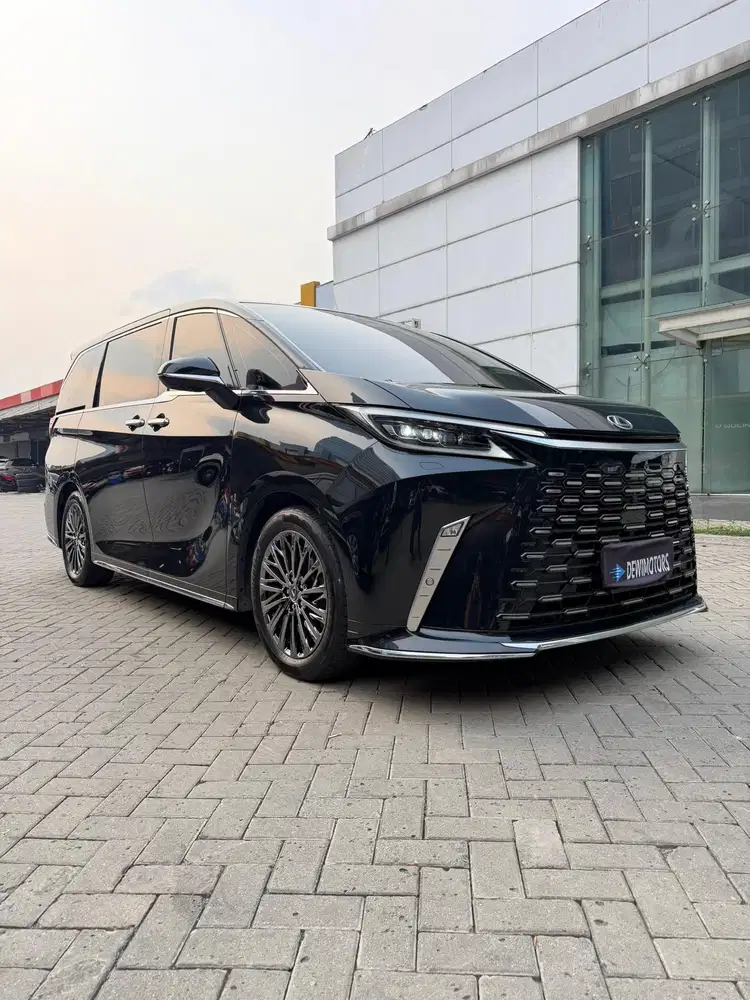 Lexus LM350h 7 Seater 2024