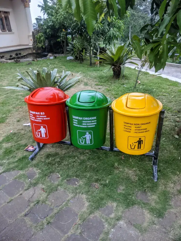 Tong Sampah 3 Warna Fiberglass Tiang Besi Kuat B3 Organik