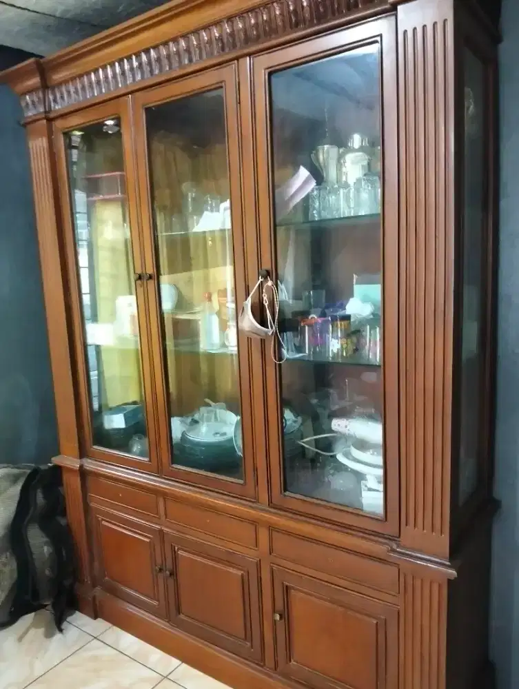 Lemari Hias Jati Klasik 3 Pintu Kaca Mewah, Kondisi Mulus