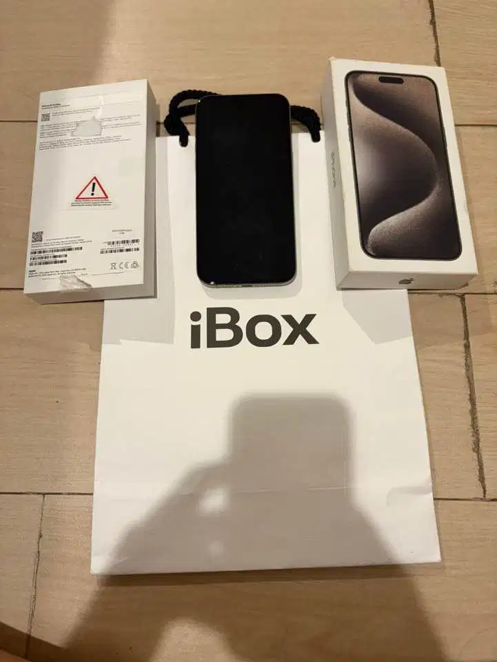 dijual cepat Iphone 15 pro max titanium warna silver  256GB