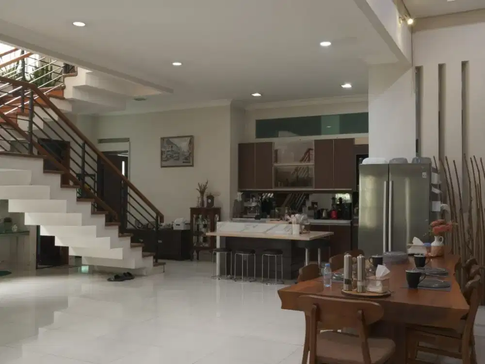 Jual Nego Rumah Setraduta Hook 3 Lantai Semi Furnish Siap Huni