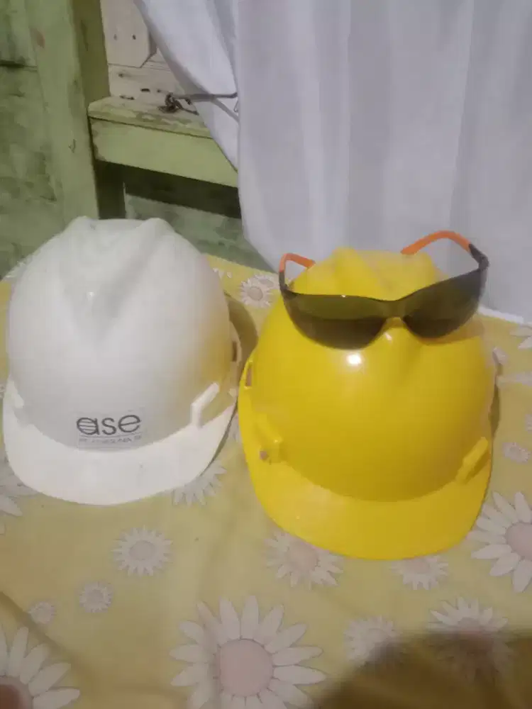 Helm safety dan kaca mata safety