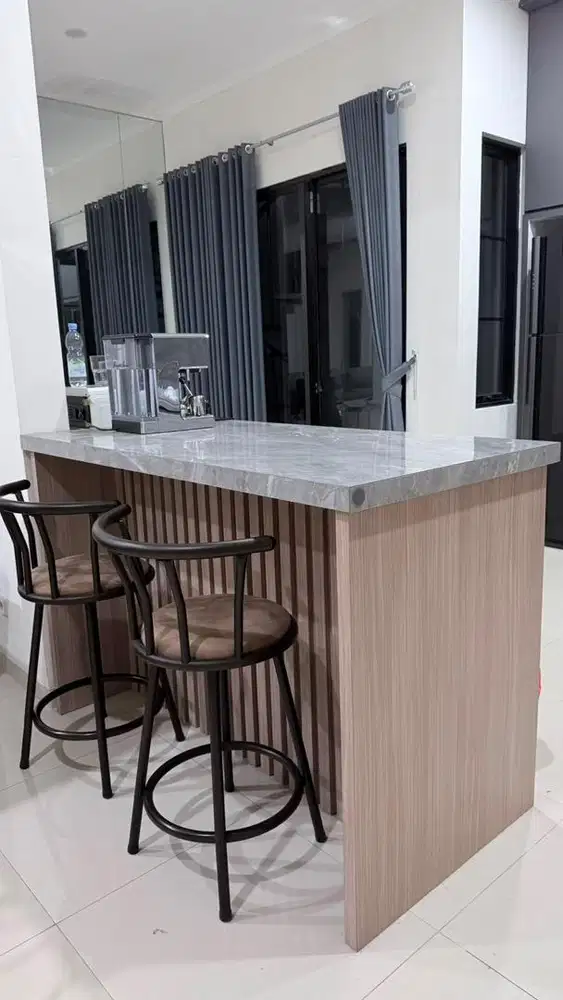 Meja Bar / Meja Island