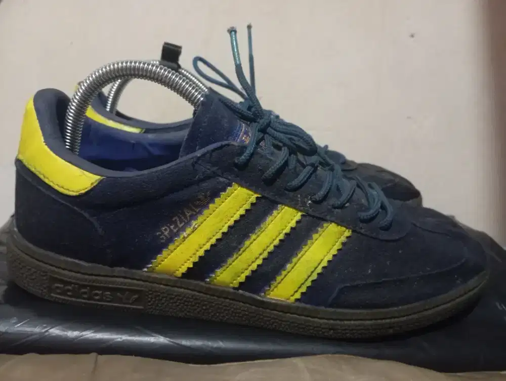 Sepatu garis tiga