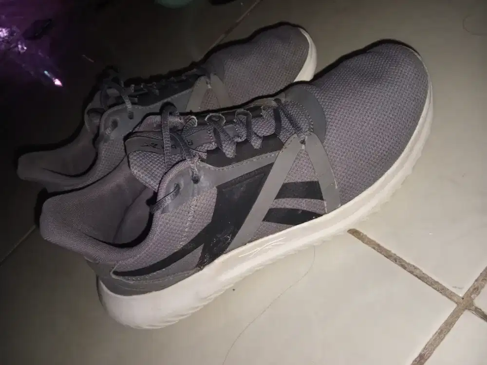 Sepatu sneakers