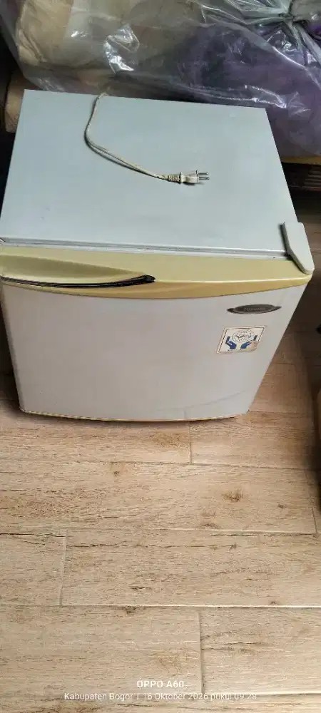 Kulkas Hitachi portable