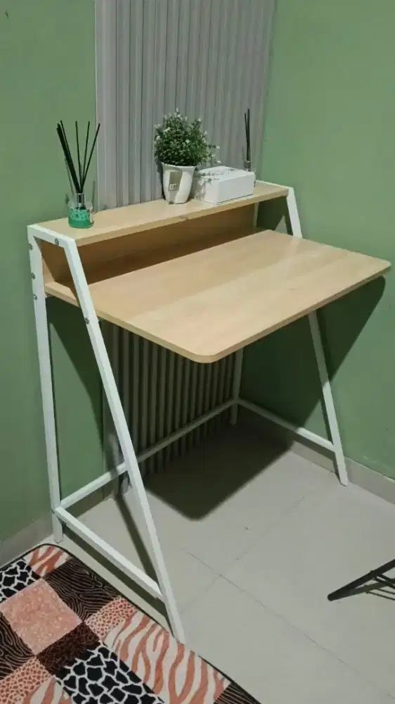 Meja kerja minimalis