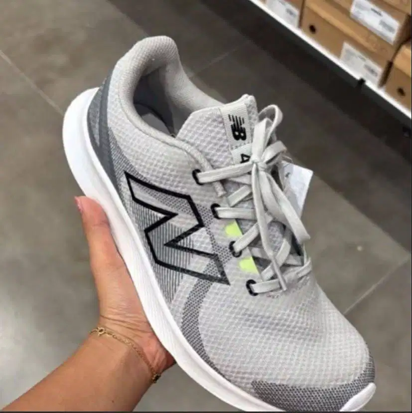 Sepatu Running New Balance ukuran 43
