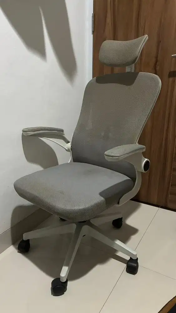 Kursi Kantor Putuh Abu