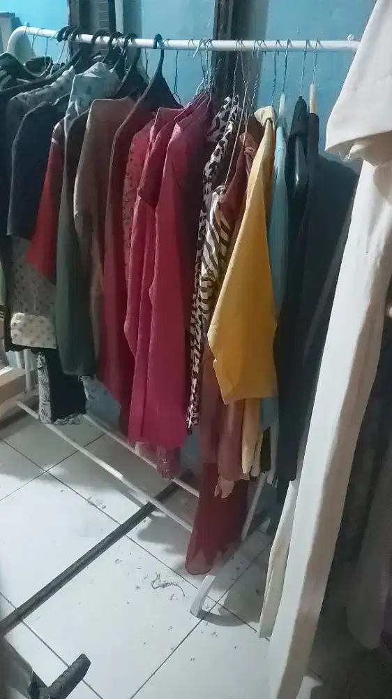 Di cari wanita yg bisa menjahit