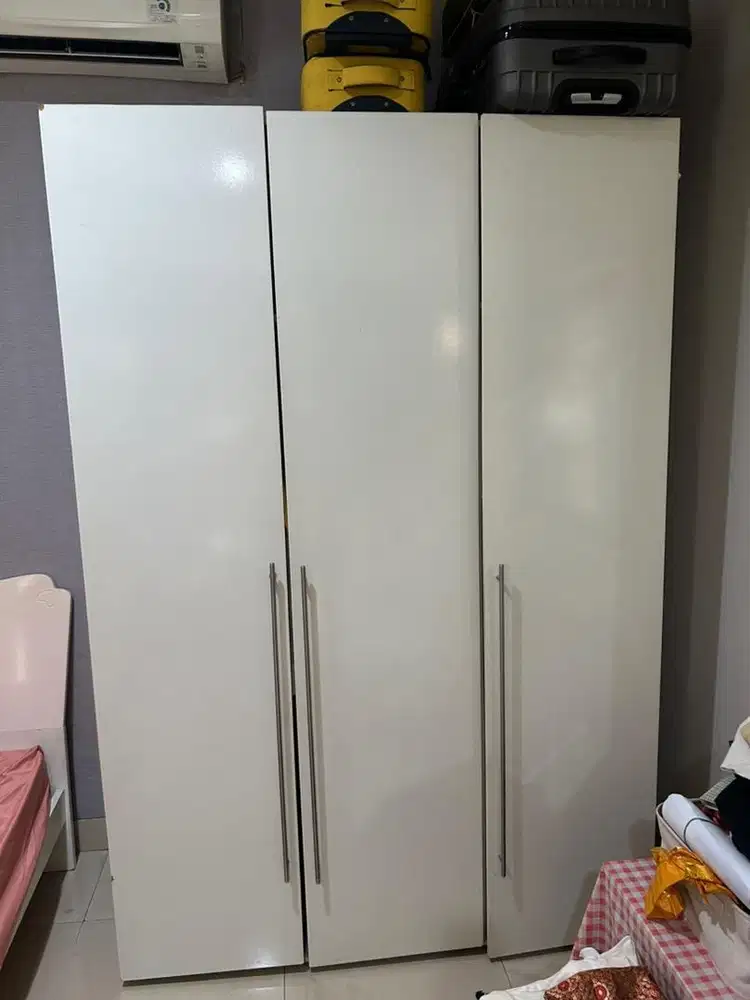 Lemari Pakaian 3 Pintu Putih Glossy Minimalis 220x150 cm Bekas