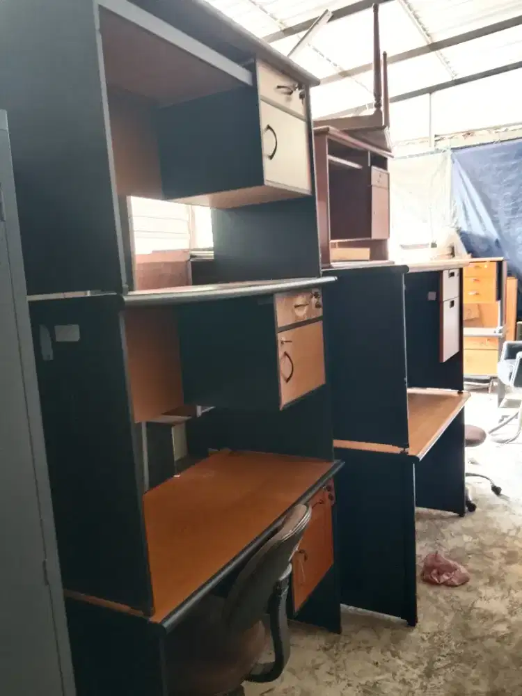 Meja kantor bekas