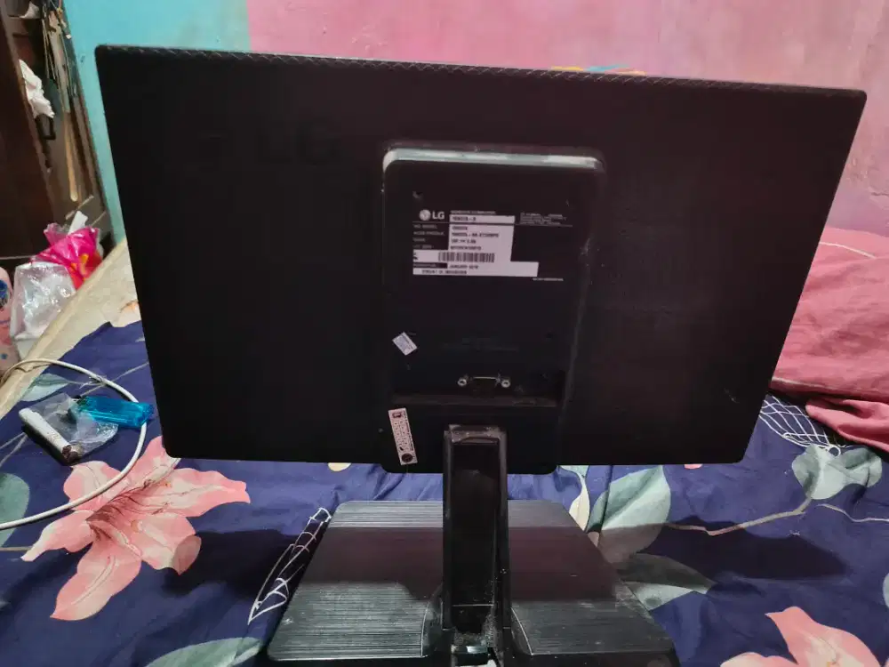 Monitor LG 14 inci
