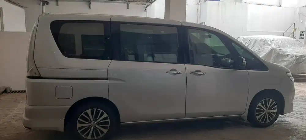 Nissan Serena 2.0 AT Bensin Silver - MPV Nyaman, Mewah & Siap Pakai