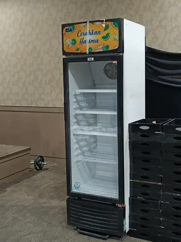 SHOWCASE & FREEZER