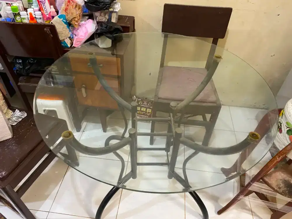 Meja makan kaca bulat