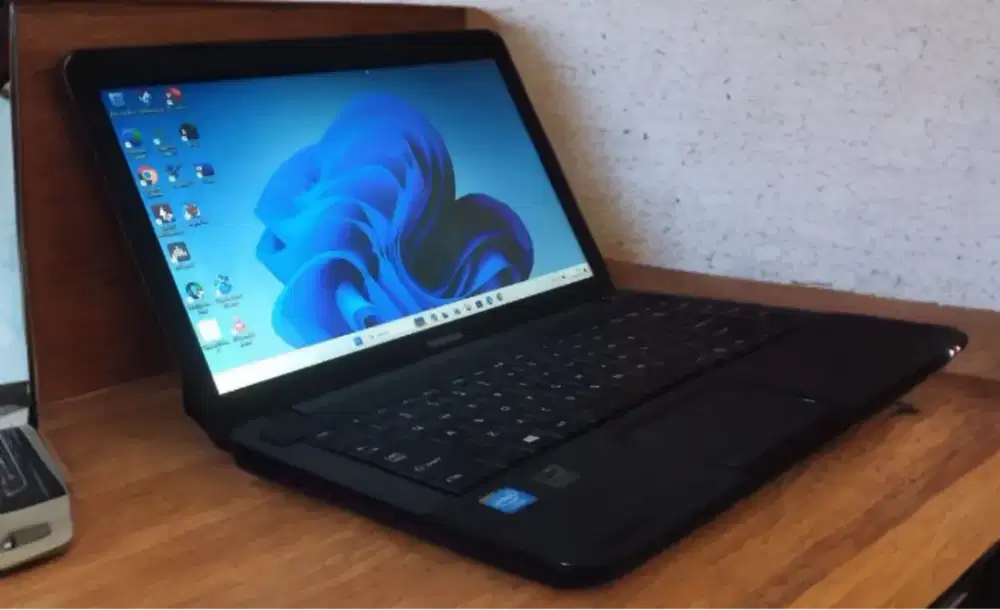 Toshiba C800 14inchi, intel 847 (level Ci3 Gen-3), 4GB/250GB