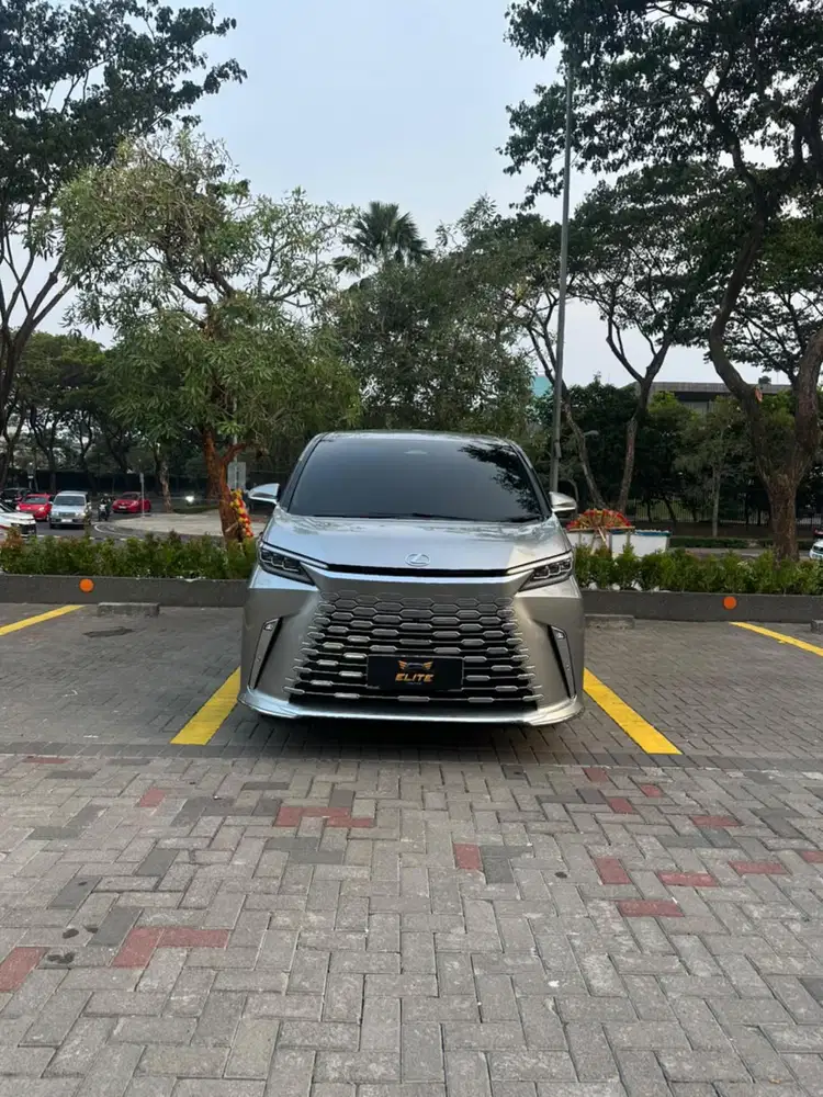 Lexus LM 350 Hybrid 2024