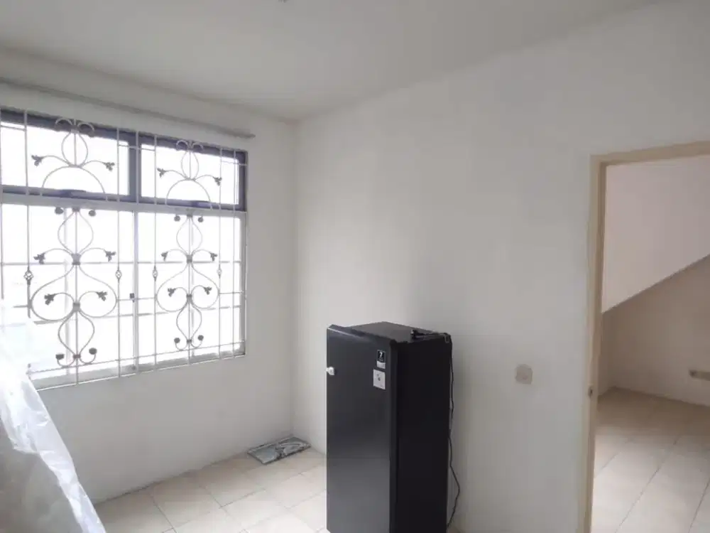 Disewakan Hunian Townhouse Taman Paris. Lippo Village. Tangerang. Banten