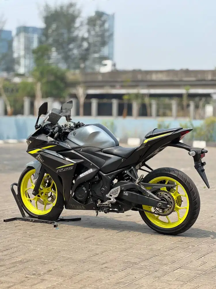 YAMAHA R25 OLD 2018 SILVER KM LOW PAJAK PANJANG SIAP GAS JAUH