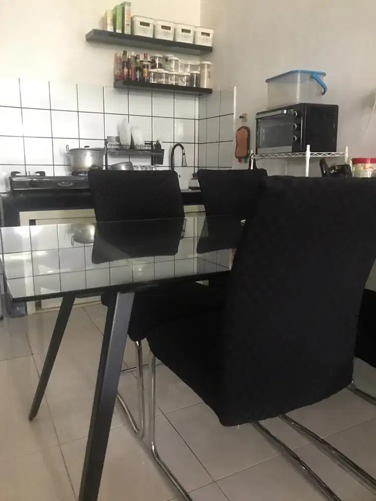 Meja makan informa