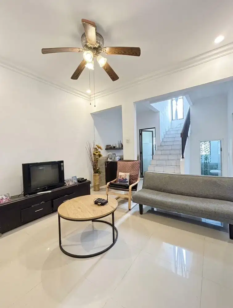 Dijual Rumah 2 Lantai Depan Taman di Legenda Wisata Cibubur