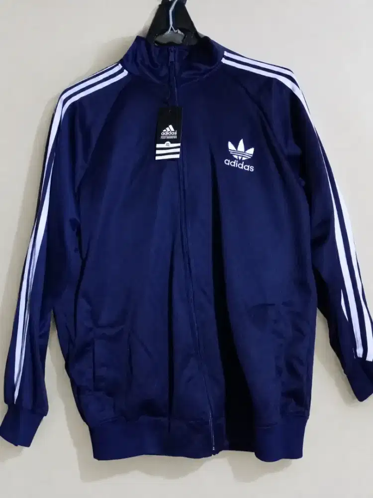 Jaket olahraga pria size XXL. Fit to L baru ya