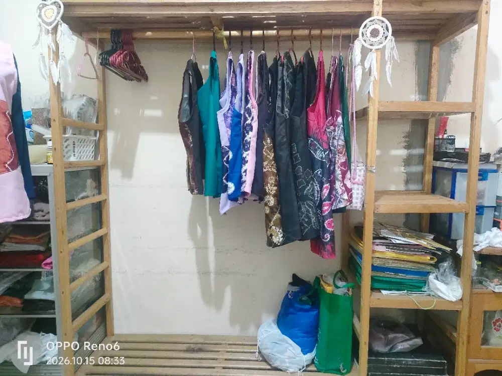 Rak baju kayu uk. Lebar 60 cm panjang 180cm dan tinggi 170 cm