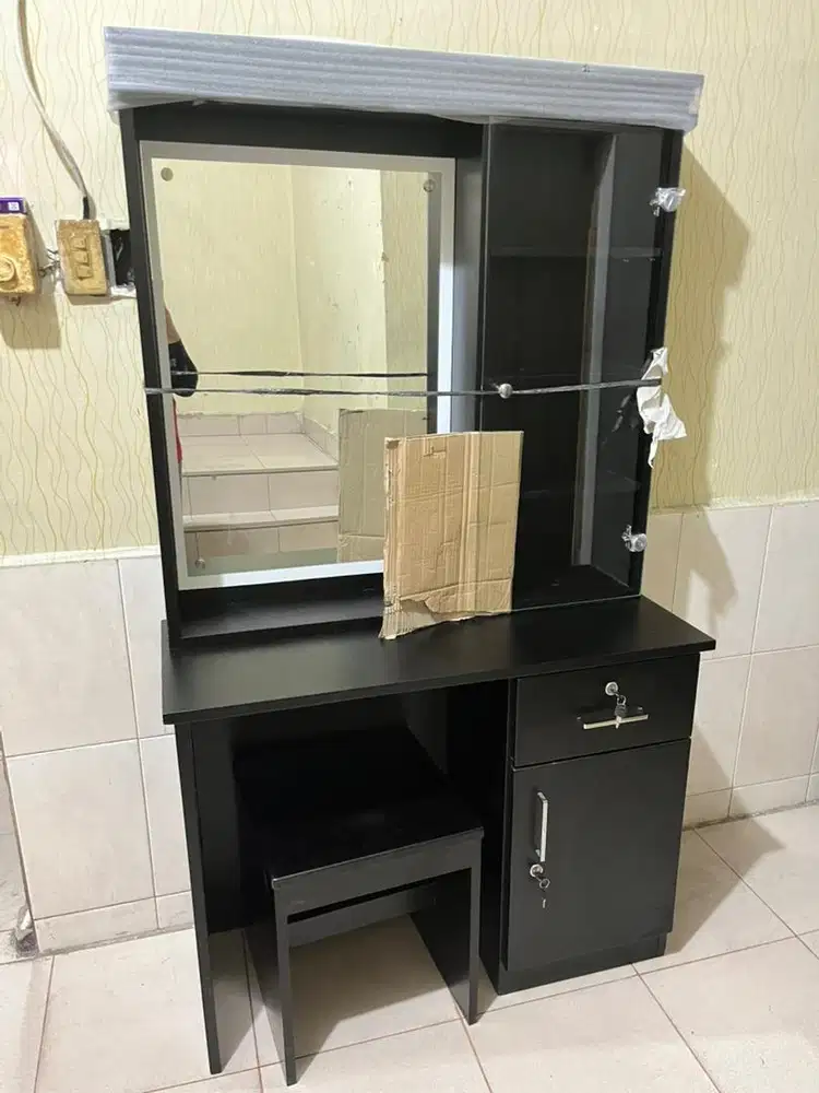 Meja rias kayu warna hitam