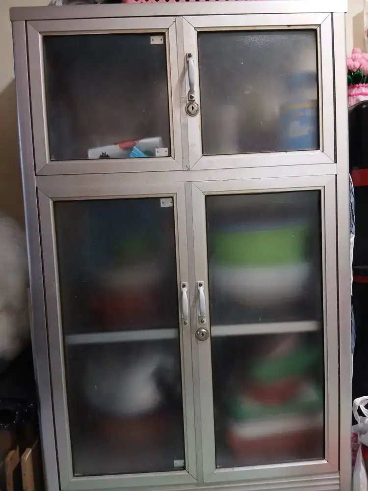 Lemari kaca Rak piring kaca ada roda ukuran tinggi 113CM Lebar 70 CM