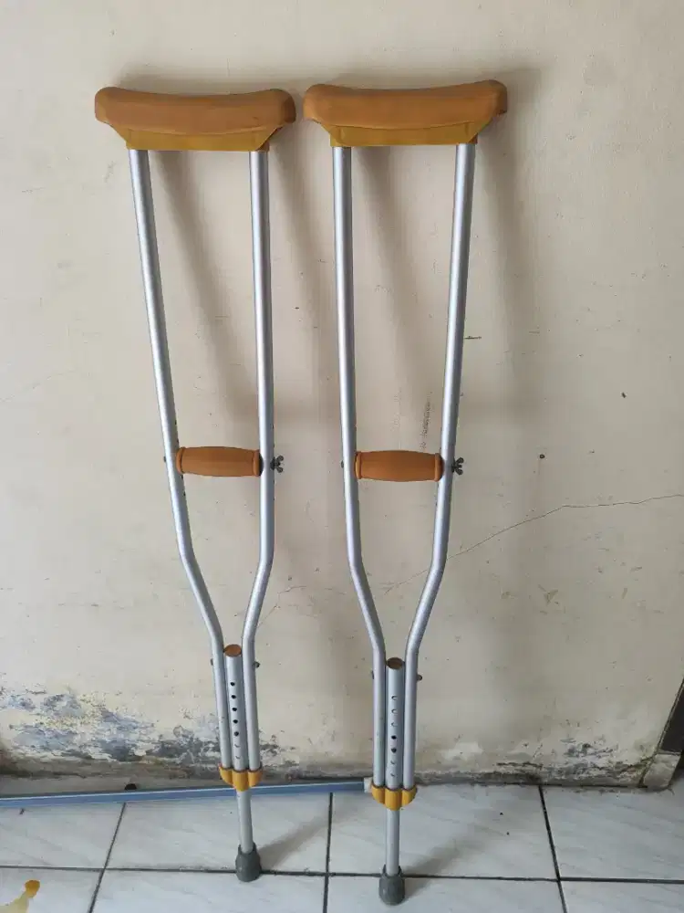 Tongkat kruk isi dua