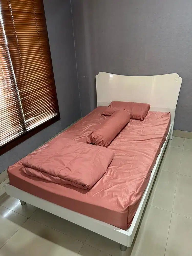 Tempat Tidur Putih Headboard Motif Hati 205x125 cm + Kasur Bekas
