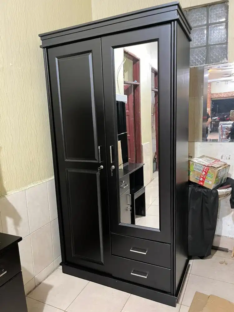 Lemari pakaian kayu warna hitam