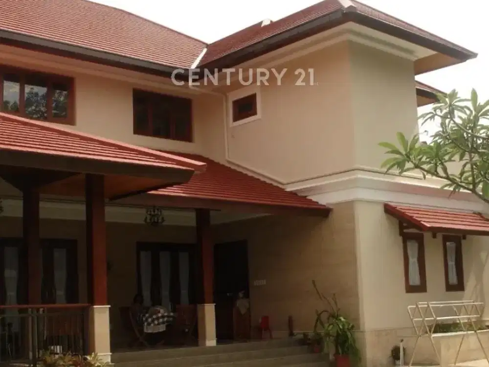 Rumah Mewah Taman Luas Dengan Kolam Renang Di Jagakarsa