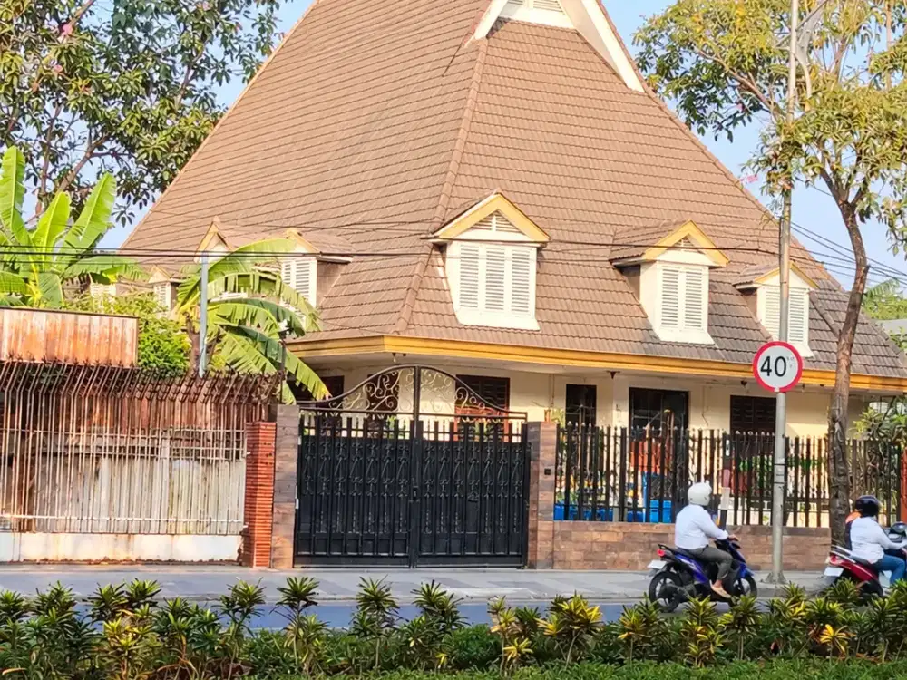 Disewakan Rumah Bangunan Kolonial Belanda Komersial Area Surabaya Pusat