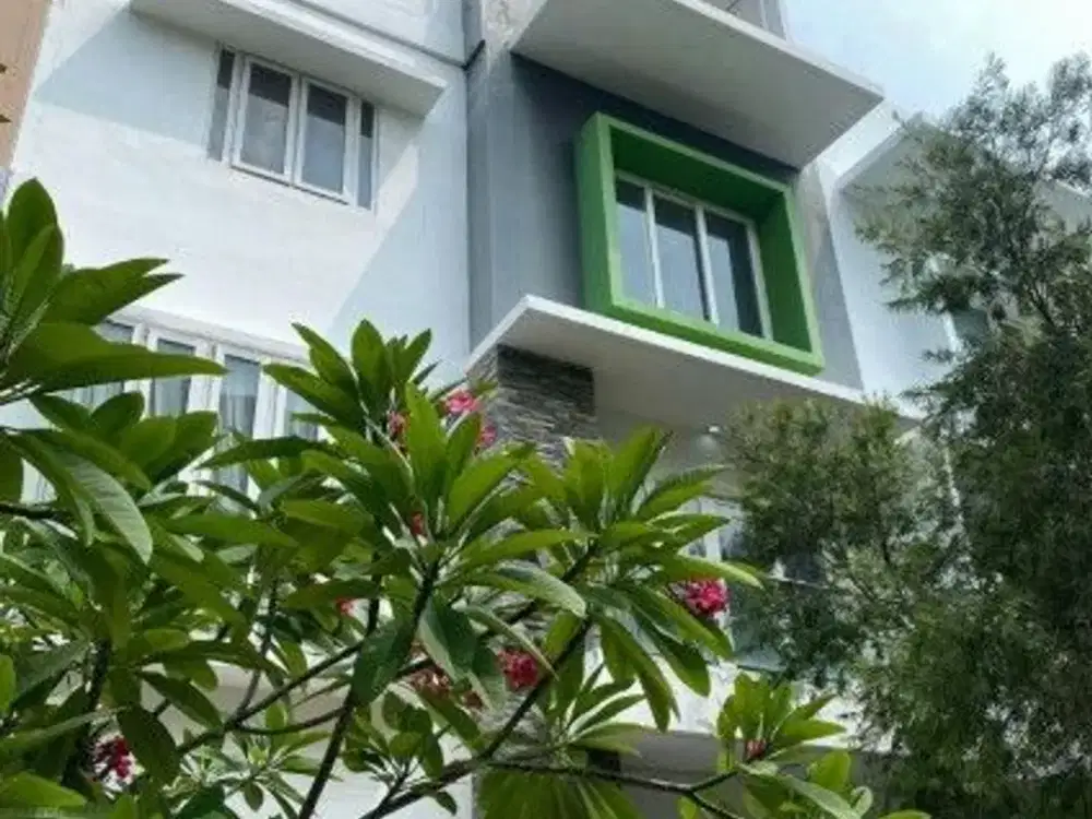 DIJUAL! Rumah GOLF VIEW, Rumah Mewah 5 Lantai + Private Lift, Full Furnish, dan View langsung ke Lapangan Golf! Lokasi strategis & tenang