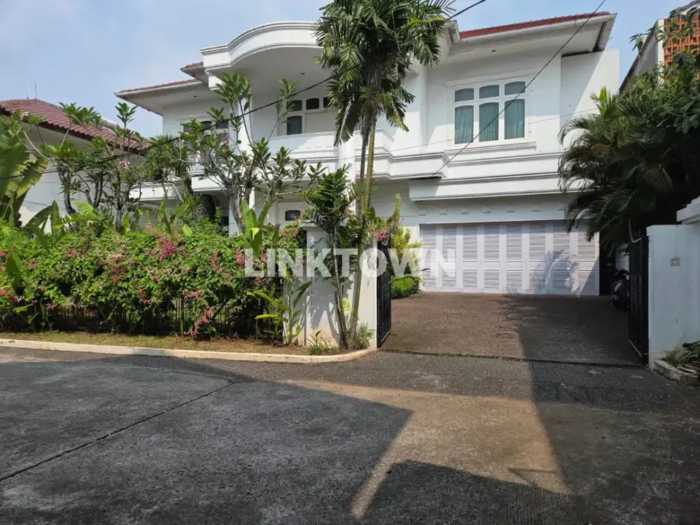 Rumah Mewah dengan Kolam Renang di Pondok Labu Jakarta