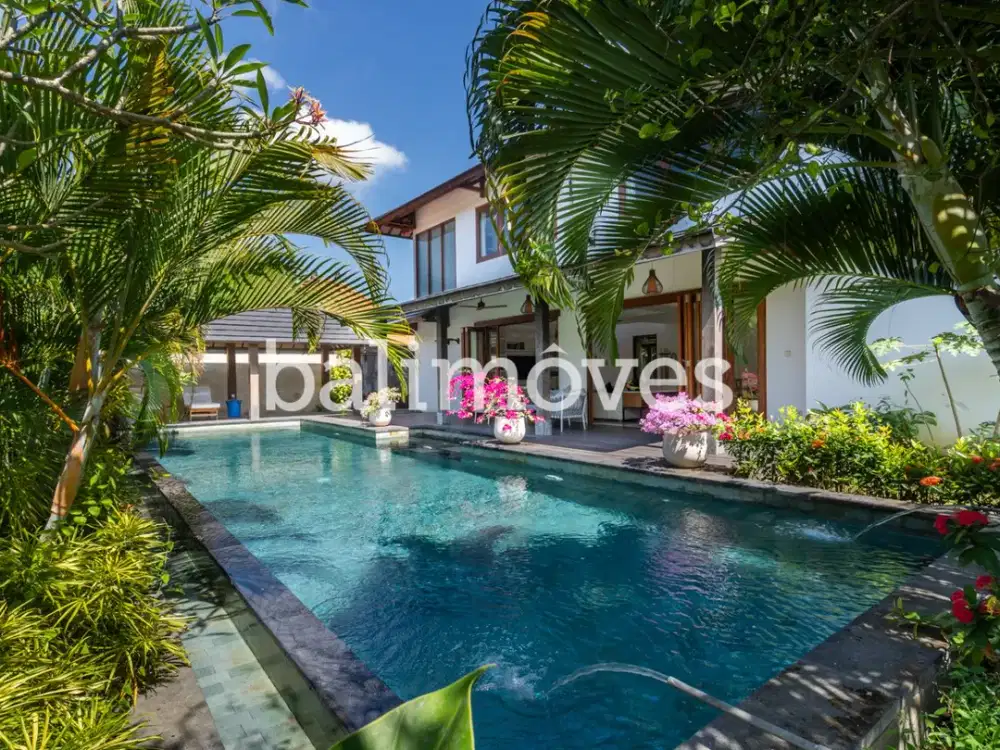 Vila Lima Kamar Tidur yang Luas di Atas Lahan Seluas 2.665 m2 di Sanur