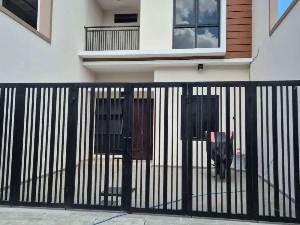 2133 Jual Rumah 2 Lantai Baru di Surabaya Darmo Harapan Indah